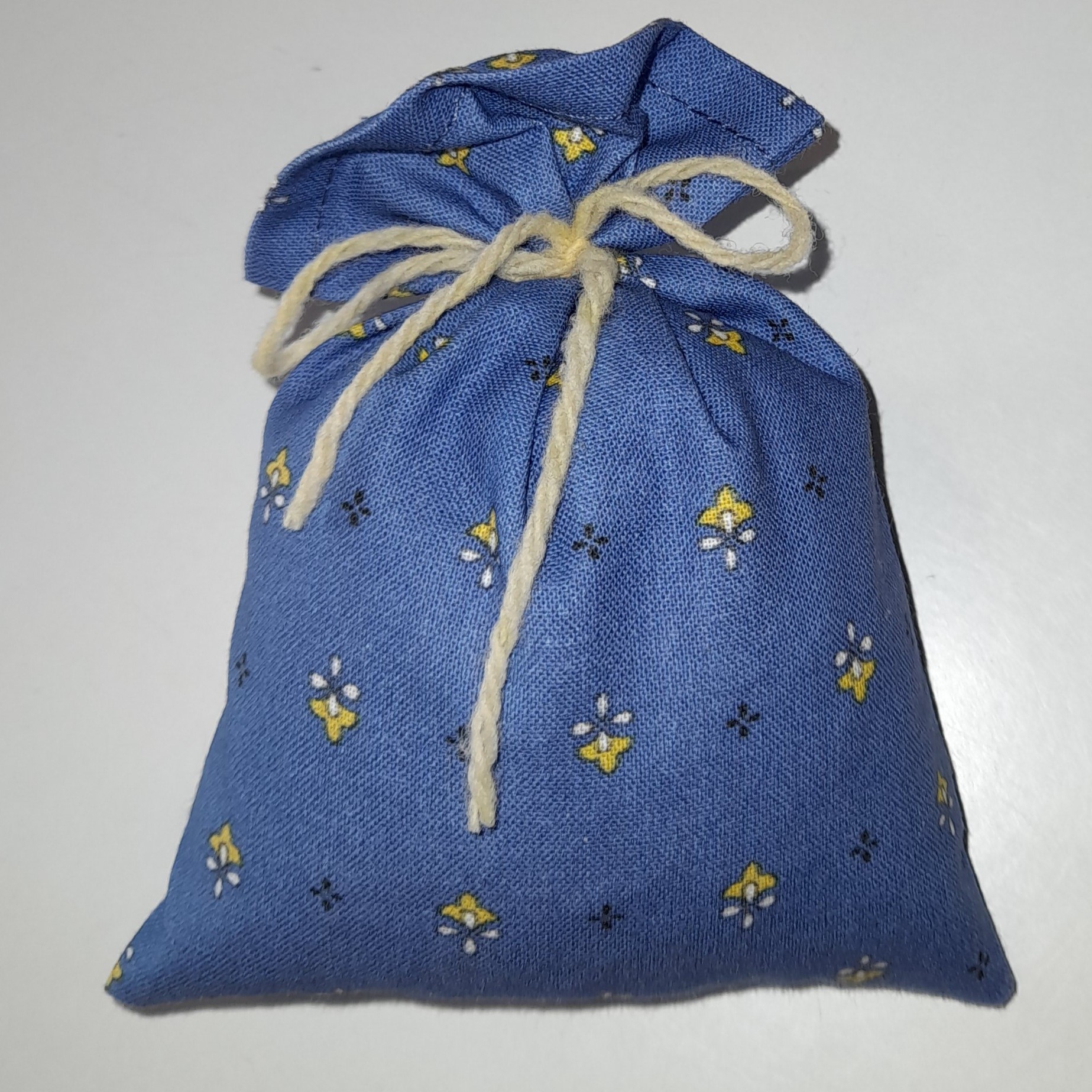 Sachet de fleurs de lavandin bio , tissu proven&ccedil;al