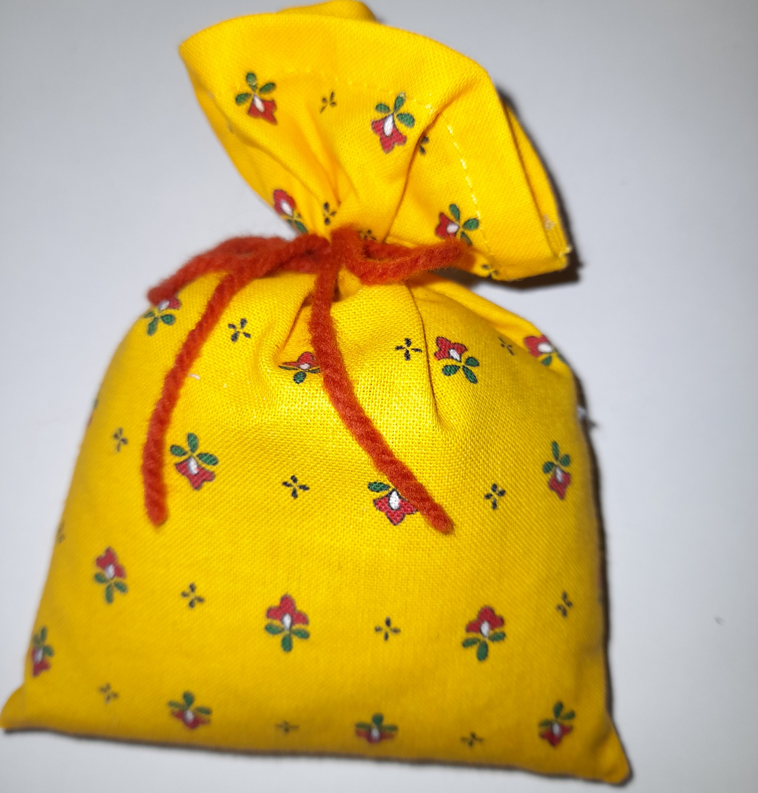 Sachet de fleurs de lavandin bio , tissu proven&ccedil;al